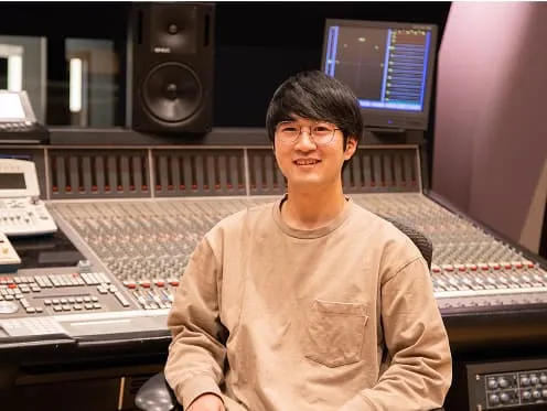 学生が音響機材を操作している様子