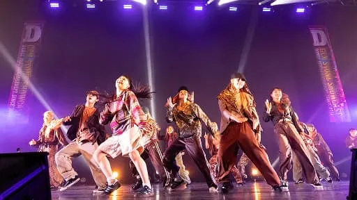 舞台上でダイナミックなポーズを決めるストリートダンスチーム