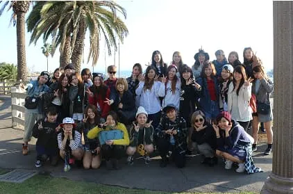 海外研修先の屋外で整列しポーズをとる学生たち