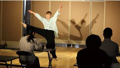 学生が講師たちの前でダイナミックにダンスパフォーマンスをする様子