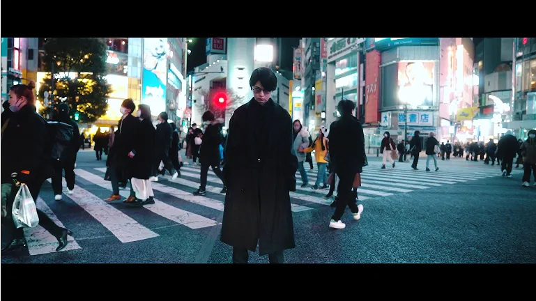 夜の交差点で実写撮影を行っている様子