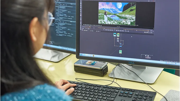 素材を重ねて合成しているコンポジット作業の様子
