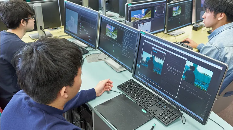 学生たちが編集作業をしている様子