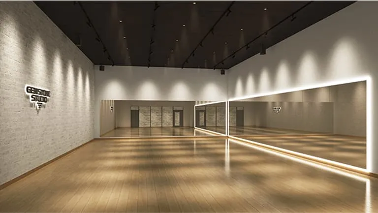 広々とした空間と大きな鏡のあるダンススタジオ