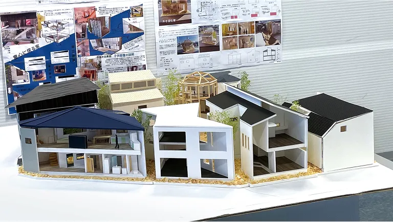 複数の建築模型と図面