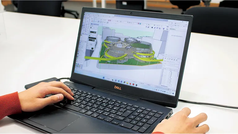 PCを操作している様子
