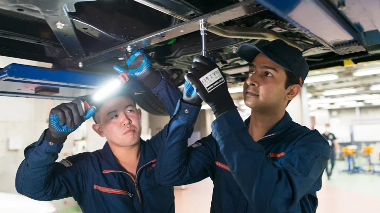 学生たちがシャシの整備実習を行っている様子