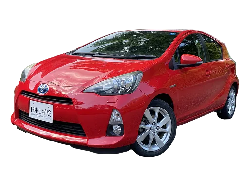 学生が車検ラインの実習を行っている様子