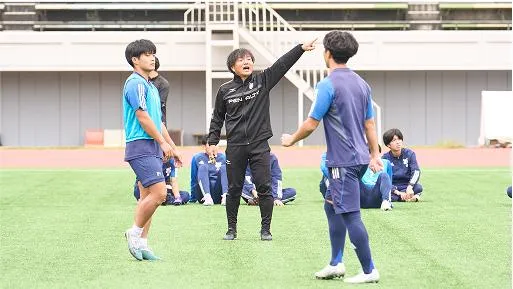 プロコーチに指導を受ける生徒たち