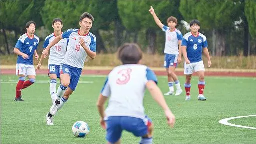 試合をする生徒たち