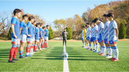 試合開始時の両チーム向かい合って顔合わせをする瞬間