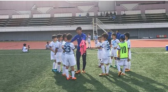 サッカーチームの子供たちに指導するインターン中の生徒