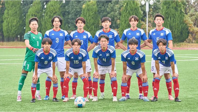 サッカーのユニフォームを身にまとった生徒たちの集合写真