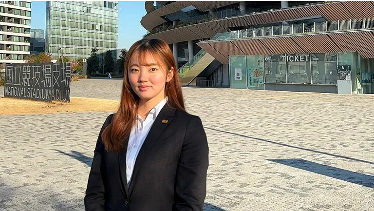 インタビューに応えてくれた女子卒業生のポートレート