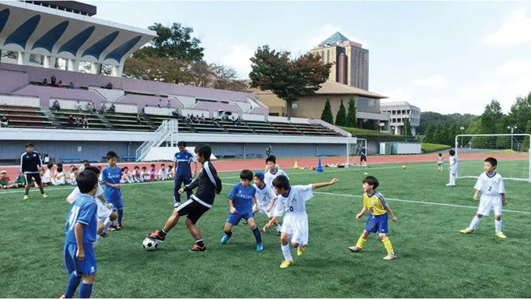 実際に体を動かしながら子供たちに指導をするインターン中の生徒