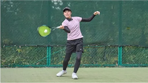 学生がラケットでボールを打ち返している様子