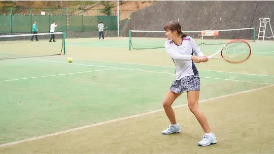 学生がラケットでボールを打ち返そうとしている様子