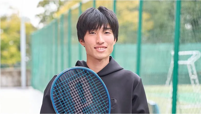 ラケットを持ち笑顔の渡辺 杏慈さん