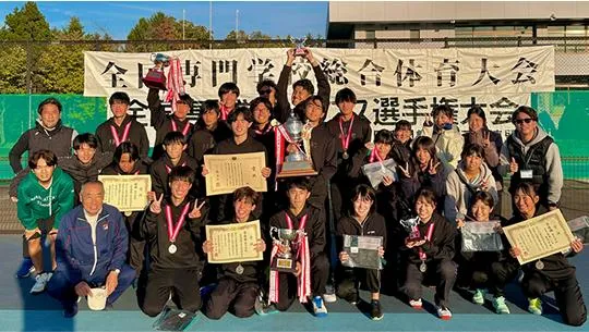 賞状やトロフィーを持った学生たちの集合写真