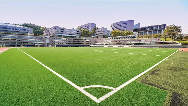 陸上トラックと、人工芝で仕上がっているフィールドからなる総合グラウンド