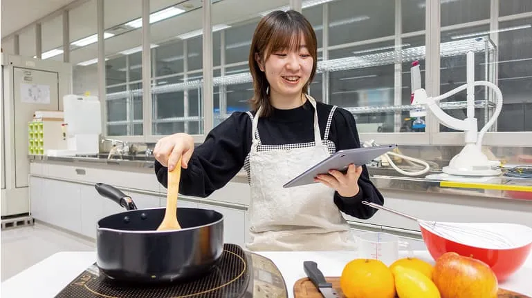 学生が食品の製造・加工実習を行っている様子