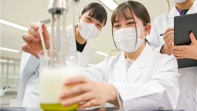 学生たちが化粧品の製造実習を行っている様子