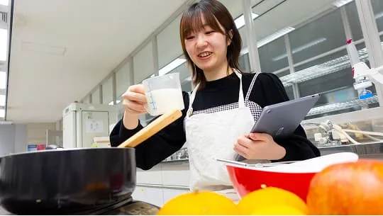 学生が調理器具を持って開発をしている様子