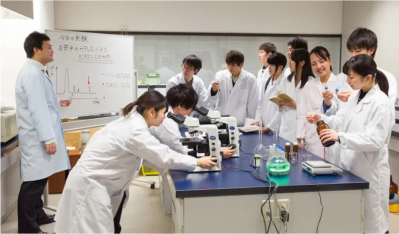 学生たちが機器分析の実験を行っている様子