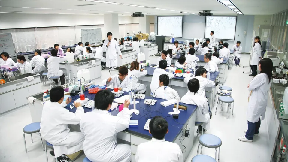 大勢の学生たちがバイオニクスラボラトリーで実験を行っている様子