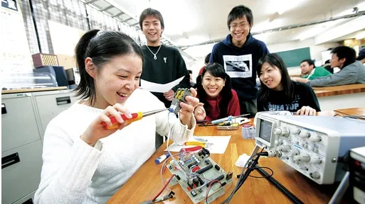 学生たちが実習を行っている様子