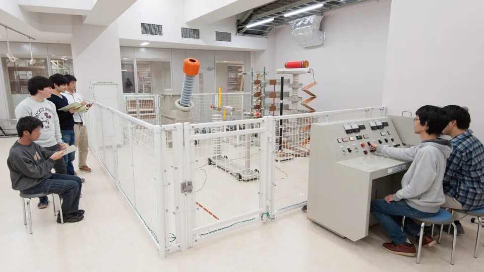 入学→1年次 コース決定 前期・2年次→卒業→就職・編入・進学を表した図