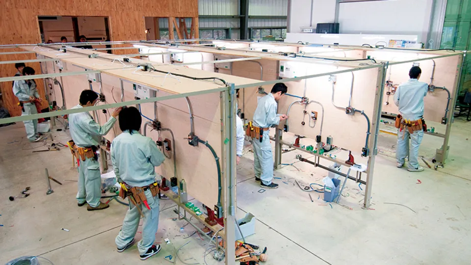 入学→1年次 コース決定 前期・2年次→卒業→就職・編入・進学を表した図