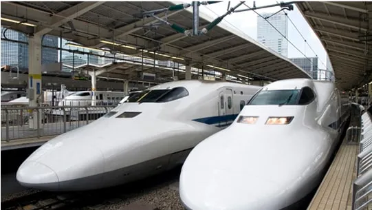 駅に新幹線が並んで停車している様子