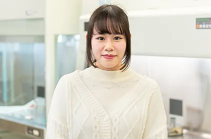 微笑んでいる清水葉波さん