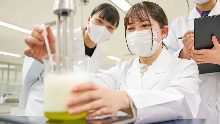 学生たちが撹拌をしている様子