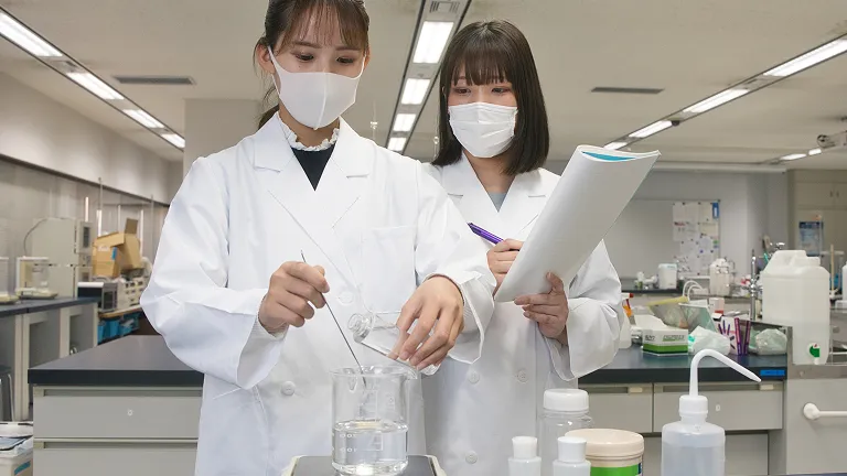 学生たちが計量を行っている様子