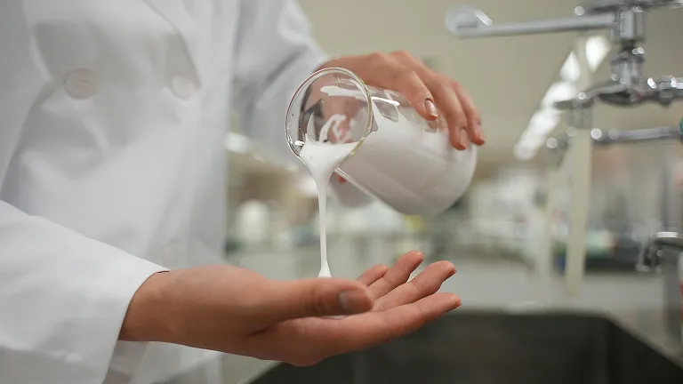 液体を手に取って検査をしている様子