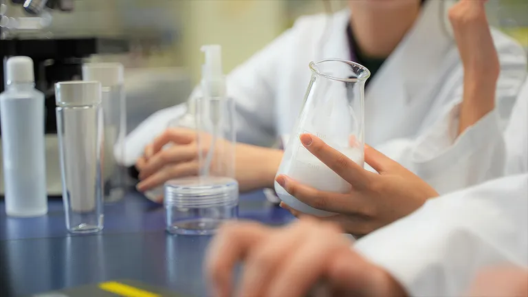 製品を容器に充填する作業を行っている様子