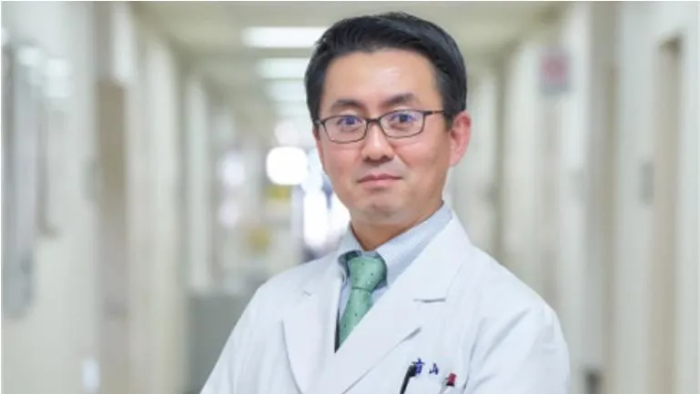 正面を向いている有山 敦士先生