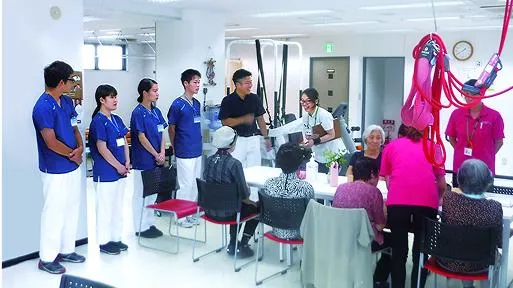 学生たちが施設の見学をしている様子