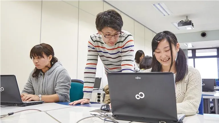 学生たちがPCを使用して学習している様子