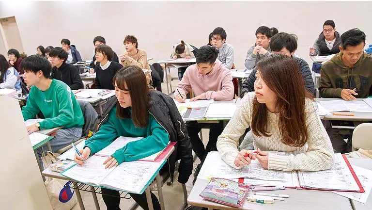 学生たちが席に着いて授業を受けている様子