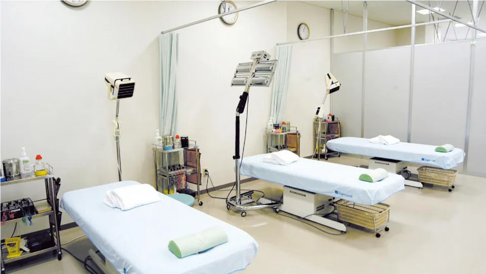 3台のベッドや機材が並んでいる附属治療院
