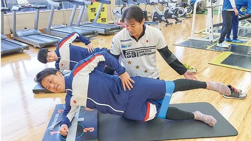 学生たちが体幹トレーニングを行っている様子