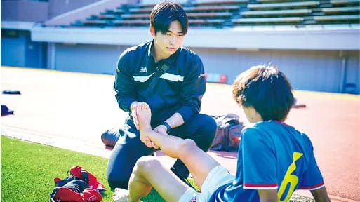 学生が怪我をした人にサポートをしている様子