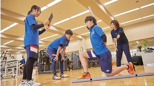 学生たちが検査や測定を行っている様子