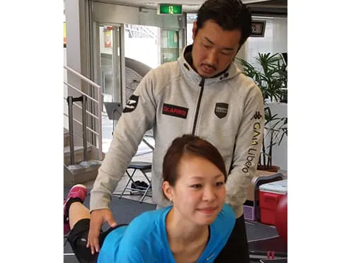 キャリアアップの例 スポーツ系学科でパーソナルトレーナーの専門技術を習得＋大学で保健体育教員免許取得→保健体育の先生をめざす