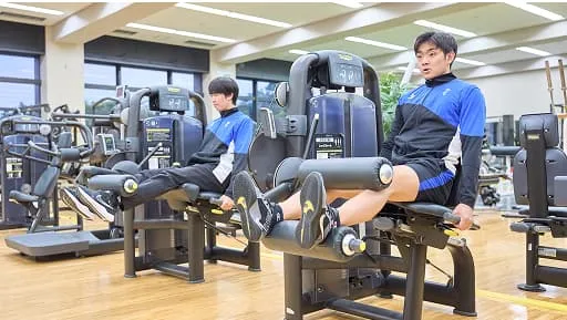 男性2人がトレーニングマシンを使用している様子