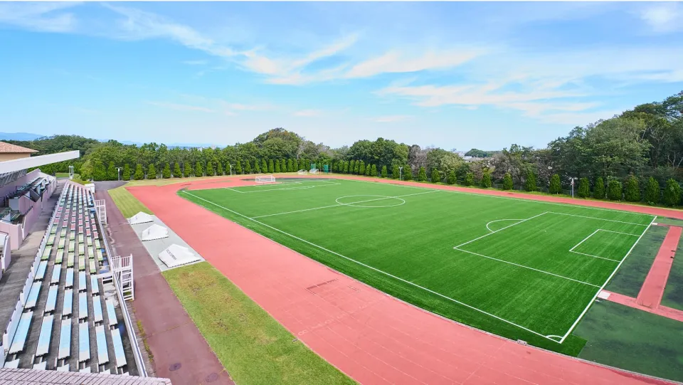 陸上トラックと人工芝のフィールドと観客席が設置されている総合グラウンド