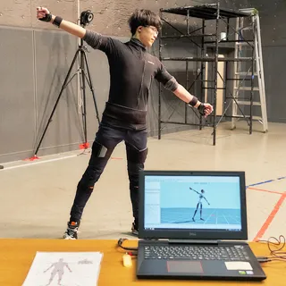 人間と作業画面内のモデルが同じ動きをしている様子